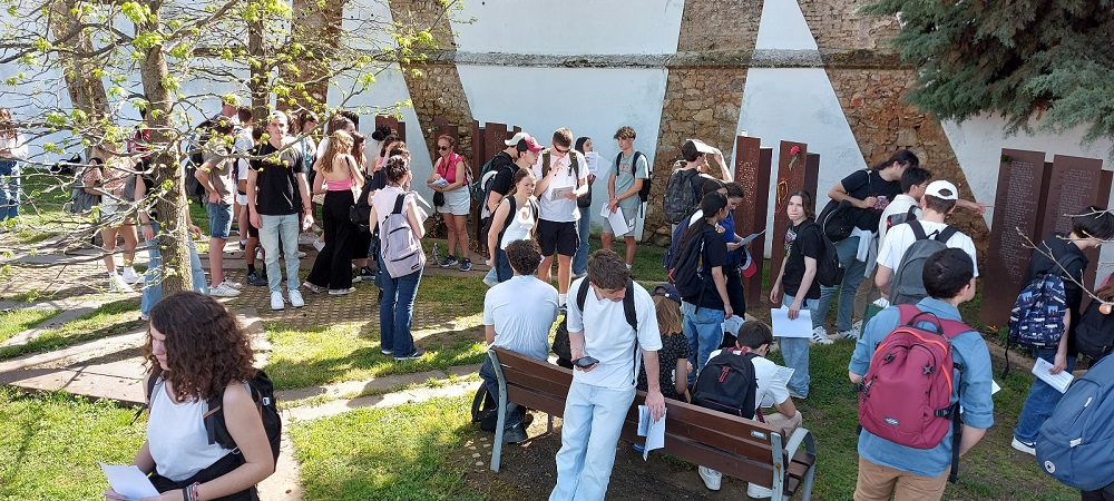 AMECECA hace el recorrido de la Ruta de la represión franquista en la ciudad de Cáceres con alumnado de enseñanza secundaria del Licée Jules Verne de Cergy (Francia), 5 de abril de 2024